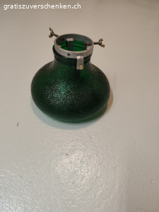 Baumständer aus Glas. Durchmesser unten 25 cm, Durchmesser oben siehe Fotos

Das Glas ist intakt aber eine Schraube zum festschrauben des Baumstamms fehlt