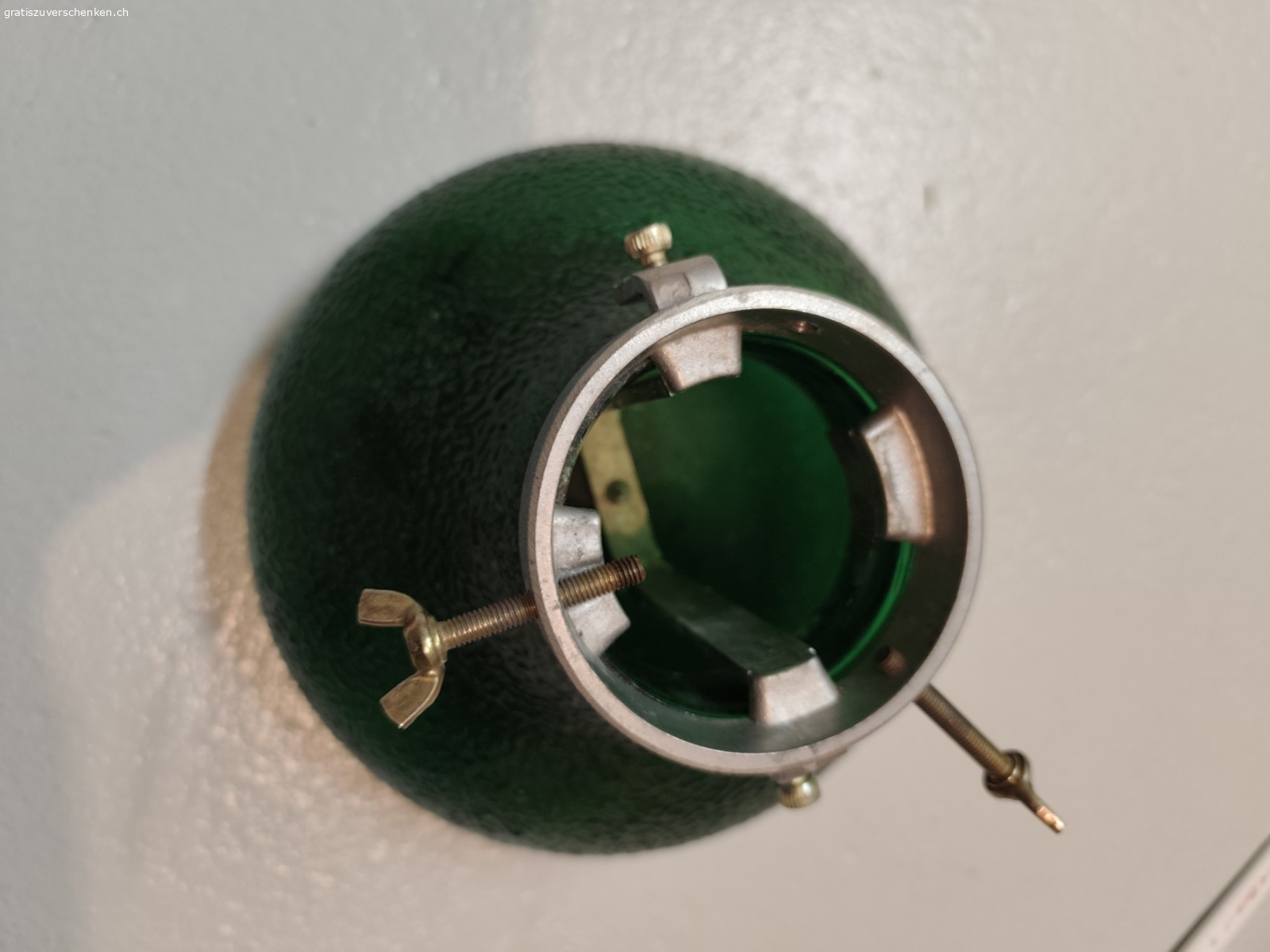 Baumständer aus Glas. Durchmesser unten 25 cm, Durchmesser oben siehe Fotos

Das Glas ist intakt aber eine Schraube zum festschrauben des Baumstamms fehlt