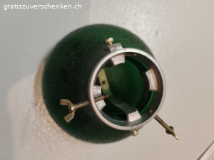 Baumständer aus Glas. Durchmesser unten 25 cm, Durchmesser oben siehe Fotos

Das Glas ist intakt aber eine Schraube zum festschrauben des Baumstamms fehlt
