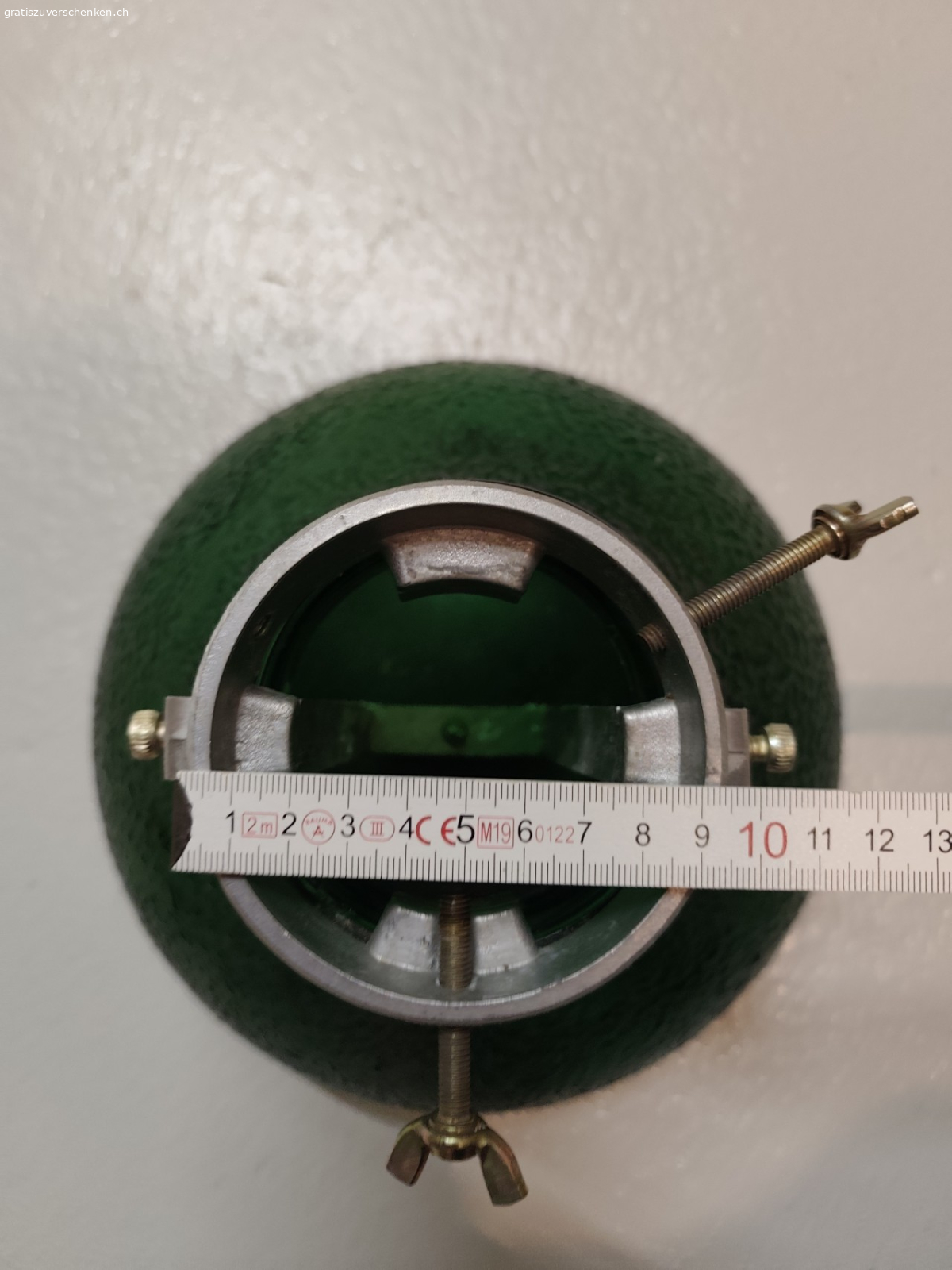 Baumständer aus Glas. Durchmesser unten 25 cm, Durchmesser oben siehe Fotos

Das Glas ist intakt aber eine Schraube zum festschrauben des Baumstamms fehlt