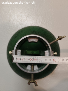 Baumständer aus Glas. Durchmesser unten 25 cm, Durchmesser oben siehe Fotos

Das Glas ist intakt aber eine Schraube zum festschrauben des Baumstamms fehlt