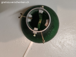 Baumständer aus Glas. Durchmesser unten 25 cm, Durchmesser oben siehe Fotos

Das Glas ist intakt aber eine Schraube zum festschrauben des Baumstamms fehlt