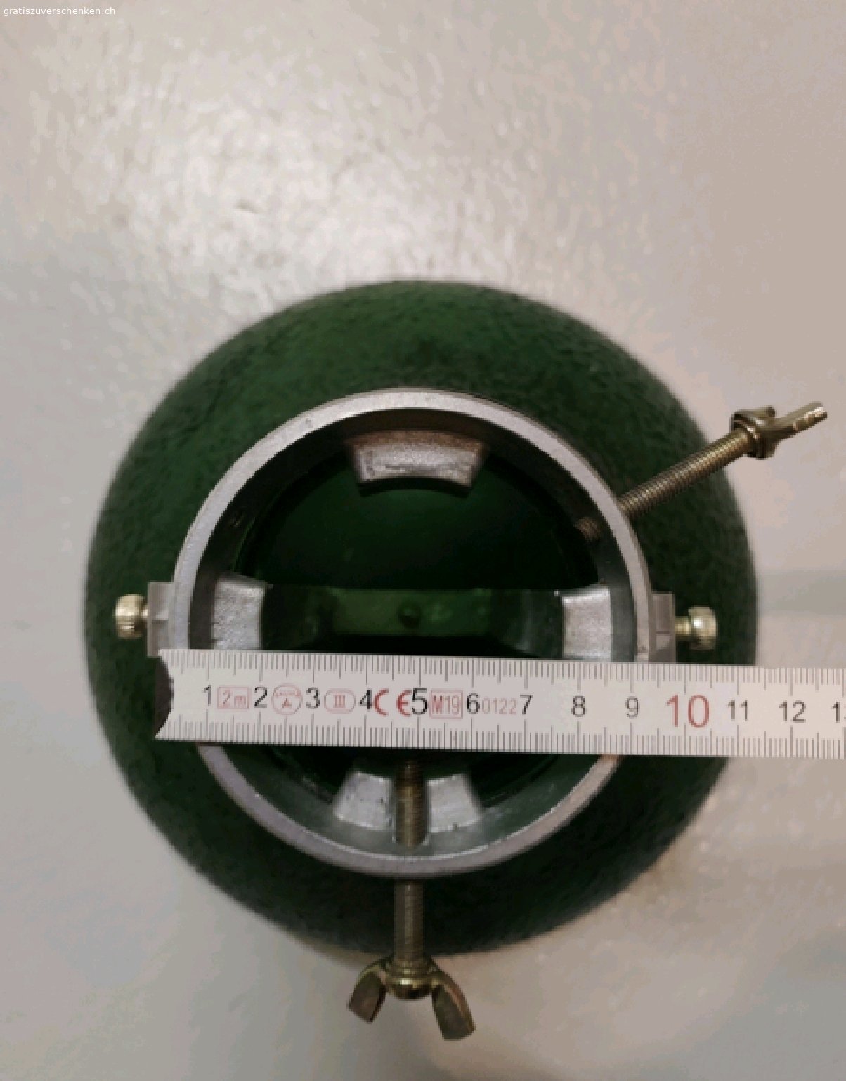 Baumständer aus Glas. Das Glas ist ganz aber es sind nur zwei der ursprünglich drei Schrauben vorhanden. Da dieser Teil aber unter dem Baum verschwindet und optisch keinen Mangel darstellt, kann die Schraube durch eine andere ersetzt werden. 

Durchmesser unten 25 cm, Durchmesser oben siehe Fotos. 

Eine Übergabe wäre allenfalls auch in Muri oder Zug möglich.