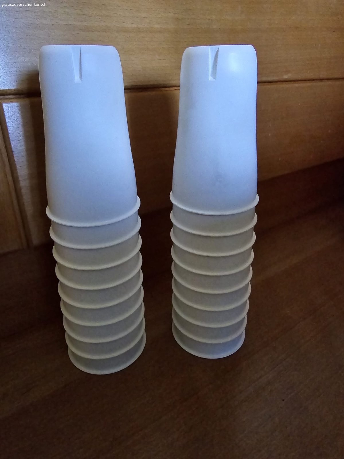 Becher. Die Becher dürfen gerne weiter ziehen. Bevor ich die weg keie gebe ich sie lieber jemandem wo dies noch gebrauchen kann.