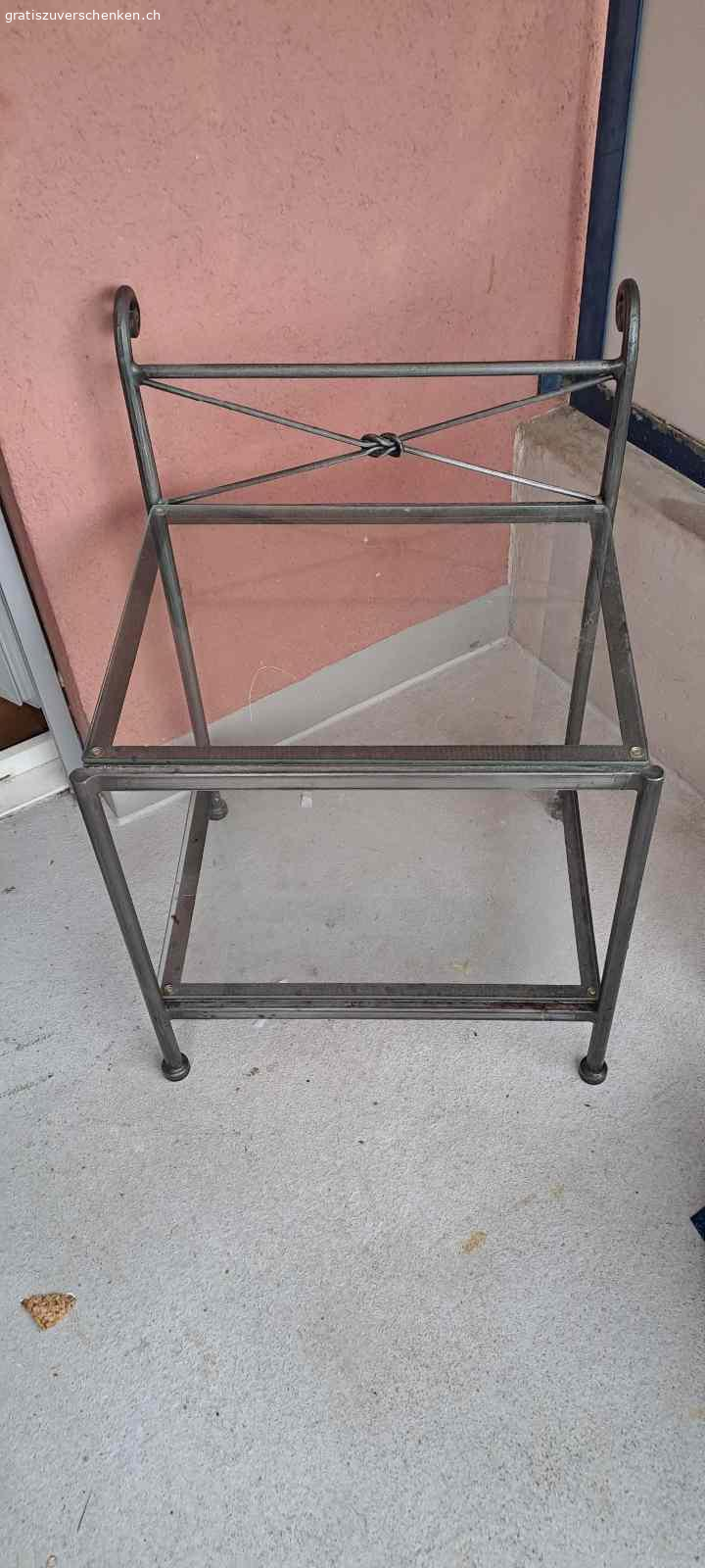 Beistelltisch aus Metall und Glas mit 2 Ebenen. Schicker Beistelltisch aus Glas und Metall mit 2 Ebenen. Er ist robust und in sehr gutem Zustand. Er eignet sich perfekt für den Balkon, die Terrasse oder den Innenbereich.

Länge Glasplatte: 45cm
Total Länge inkl. Gestell: 47cm
Breite Glasplatte: 35cm
Total Breite inkl. Gestell: 37cm
Höhe bis zur obersten Glasplatte:
48cm
