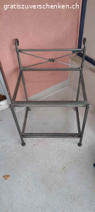 Beistelltisch aus Metall und Glas mit 2 Ebenen. Schicker Beistelltisch aus Glas und Metall mit 2 Ebenen. Er ist robust und in sehr gutem Zustand. Er eignet sich perfekt für den Balkon, die Terrasse oder den Innenbereich.

Länge Glasplatte: 45cm
Total Länge inkl. Gestell: 47cm
Breite Glasplatte: 35cm
Total Breite inkl. Gestell: 37cm
Höhe bis zur obersten Glasplatte:
48cm