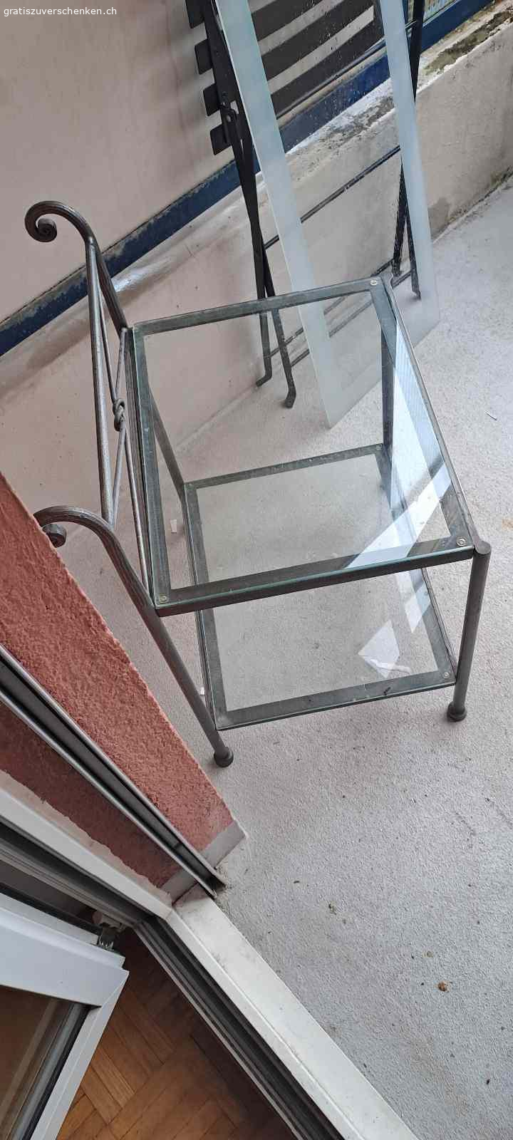 Beistelltisch aus Metall und Glas mit 2 Ebenen. Schicker Beistelltisch aus Glas und Metall mit 2 Ebenen. Er ist robust und in sehr gutem Zustand. Er eignet sich perfekt für den Balkon, die Terrasse oder den Innenbereich.

Länge Glasplatte: 45cm
Total Länge inkl. Gestell: 47cm
Breite Glasplatte: 35cm
Total Breite inkl. Gestell: 37cm
Höhe bis zur obersten Glasplatte:
48cm