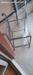 Beistelltisch aus Metall und Glas mit 2 Ebenen. Schicker Beistelltisch aus Glas und Metall mit 2 Ebenen. Er ist robust und in sehr gutem Zustand. Er eignet sich perfekt für den Balkon, die Terrasse oder den Innenbereich.

Länge Glasplatte: 45cm
Total Länge inkl. Gestell: 47cm
Breite Glasplatte: 35cm
Total Breite inkl. Gestell: 37cm
Höhe bis zur obersten Glasplatte:
48cm