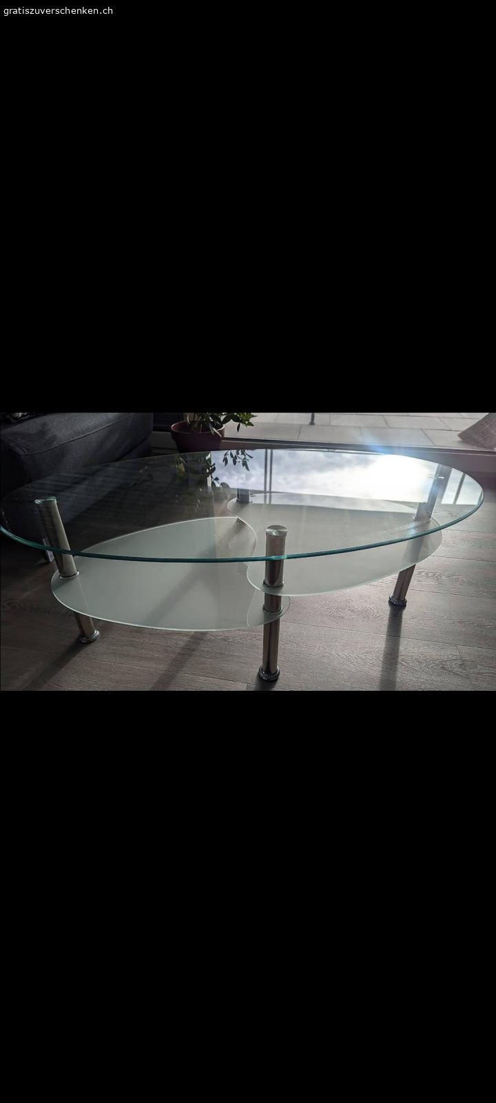 Beistelltisch oval aus Glas. Schöner Glas-Beistelltisch mit zwei Etagen für Ablagen wegen Platzmangel zu verschenken.

Gesamtlänge (längster Stelle) = 1.1 m
Breite (breiteste Stelle) = 0.6 m
Höhe bis Oberkante Glas = 0.41 m

Muss abgeholt werden.