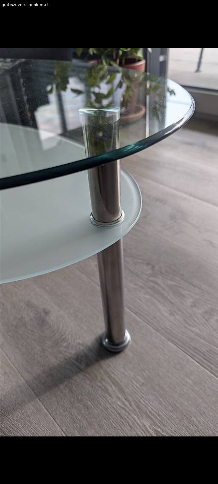 Beistelltisch oval aus Glas. Schöner Glas-Beistelltisch mit zwei Etagen für Ablagen wegen Platzmangel zu verschenken.

Gesamtlänge (längster Stelle) = 1.1 m
Breite (breiteste Stelle) = 0.6 m
Höhe bis Oberkante Glas = 0.41 m

Muss abgeholt werden.