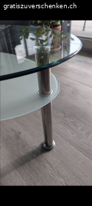 Beistelltisch oval aus Glas. Schöner Glas-Beistelltisch mit zwei Etagen für Ablagen wegen Platzmangel zu verschenken.

Gesamtlänge (längster Stelle) = 1.1 m
Breite (breiteste Stelle) = 0.6 m
Höhe bis Oberkante Glas = 0.41 m

Muss abgeholt werden.