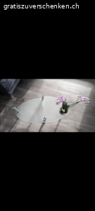 Beistelltisch oval aus Glas. Schöner Glas-Beistelltisch mit zwei Etagen für Ablagen wegen Platzmangel zu verschenken.

Gesamtlänge (längster Stelle) = 1.1 m
Breite (breiteste Stelle) = 0.6 m
Höhe bis Oberkante Glas = 0.41 m

Muss abgeholt werden.