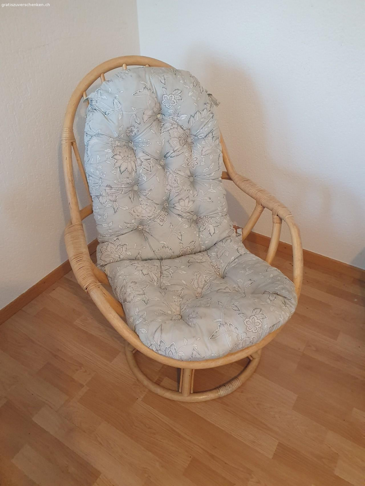 Bequemer Lesestuhl. Lesestuhl zu verschenken, sehr bequem, drehbar, schaukelbar 360 Grad, wie man es gerade preferiert