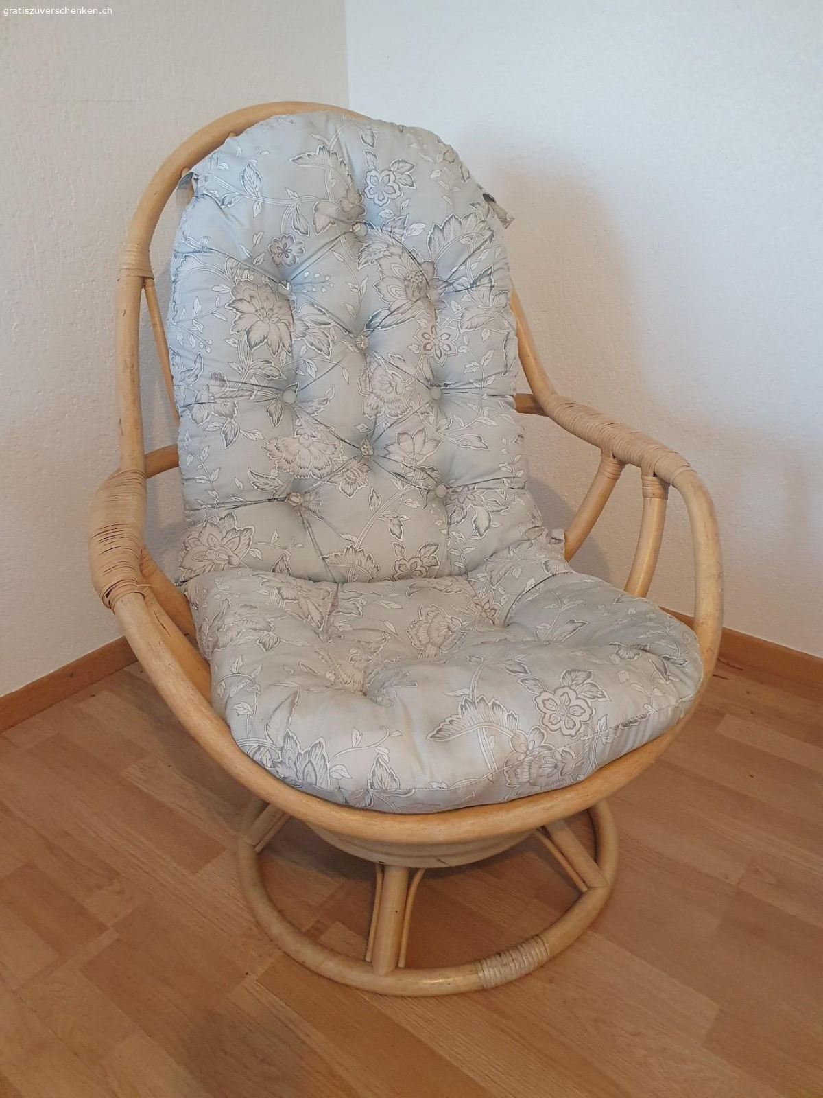 Bequemer Lesestuhl. Lesestuhl zu verschenken, sehr bequem, drehbar, schaukelbar 360 Grad, wie man es gerade preferiert