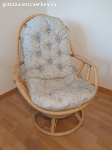 Bequemer Lesestuhl. Lesestuhl zu verschenken, sehr bequem, drehbar, schaukelbar 360 Grad, wie man es gerade preferiert