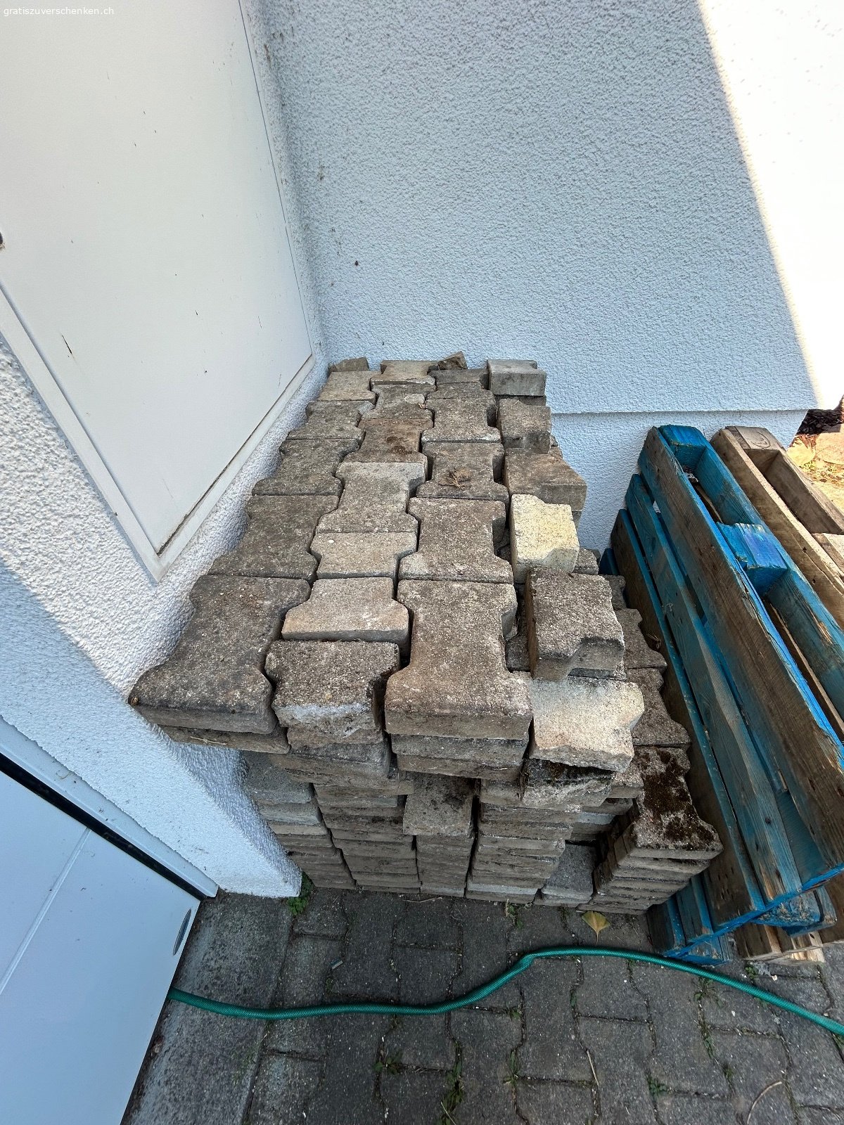 Betonpflastersteine zu verschenken. Infolge Neugestaltung des Gartens verschenken wir unsere Pflastersteine.