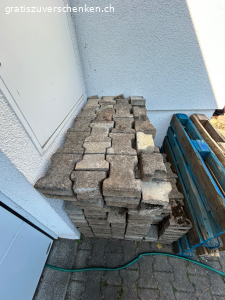 Betonpflastersteine zu verschenken