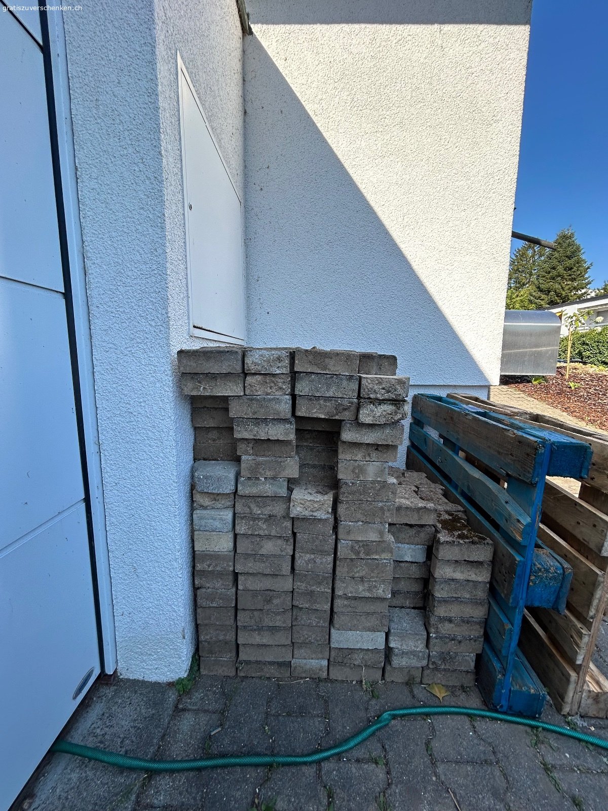 Betonpflastersteine zu verschenken. Infolge Neugestaltung des Gartens verschenken wir unsere Pflastersteine.