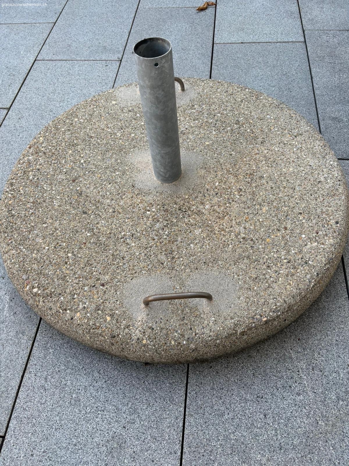 Betonsockel für Sonnenschirm. Betonsockel für Terrassen-Sonnenschirm, 
gebraucht und schwer.
Muss abgeholt werden. 

Masse:
Durchmesser Sockel:  77 cm
Höhe Sockel (ohne Rohr):  10 cm
Höhe Sockel (mit Rohr):  38 cm
Durchmesser Rohr: 5,5 cm