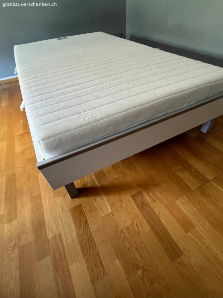 Bett 120 mit Lattenrost und Matratze