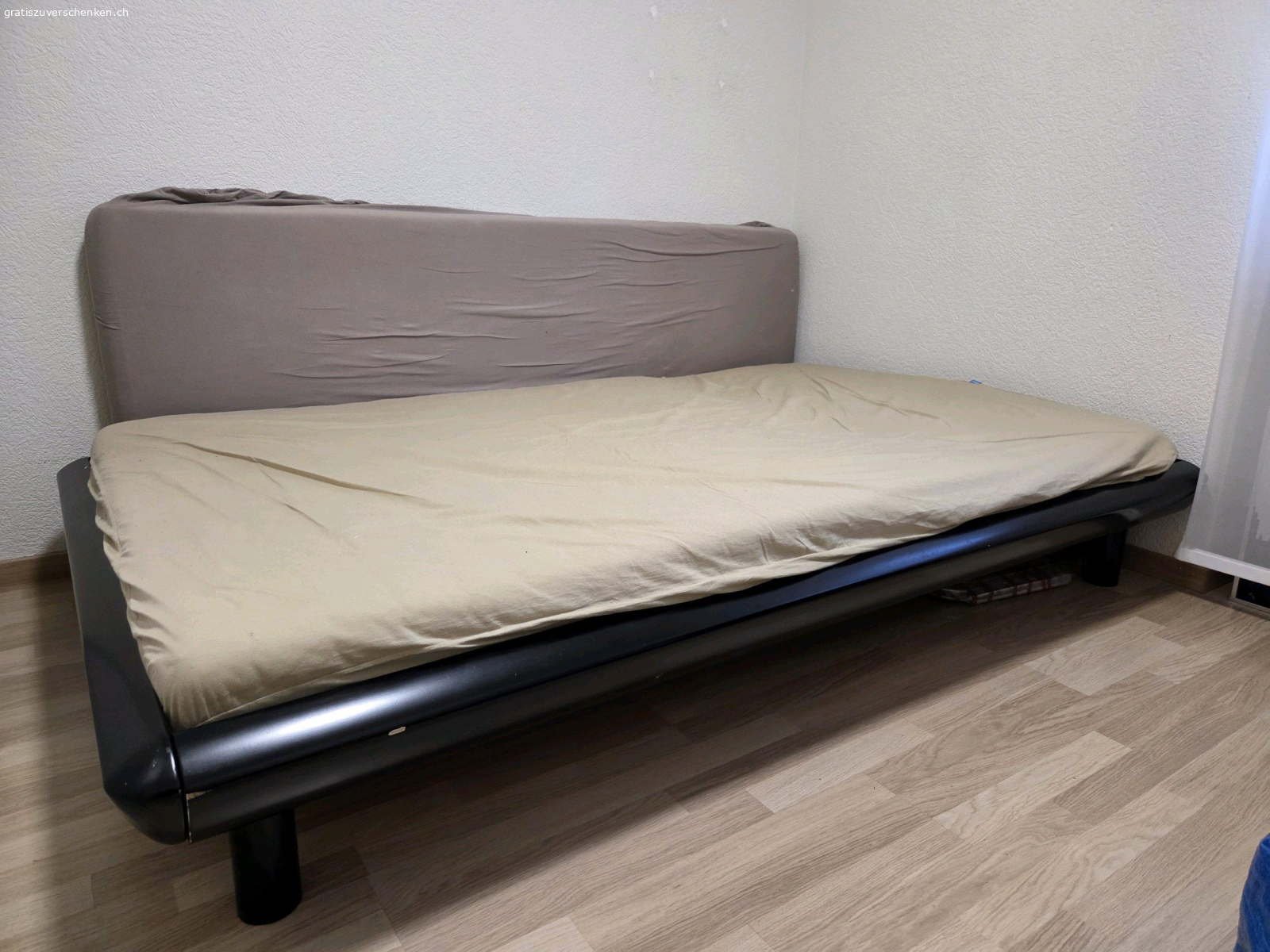 Bett 120 x 200 cm. Bett 120 x 200 cm inkl. Lattenrost und Matratze gratis in 6423 Seewen.