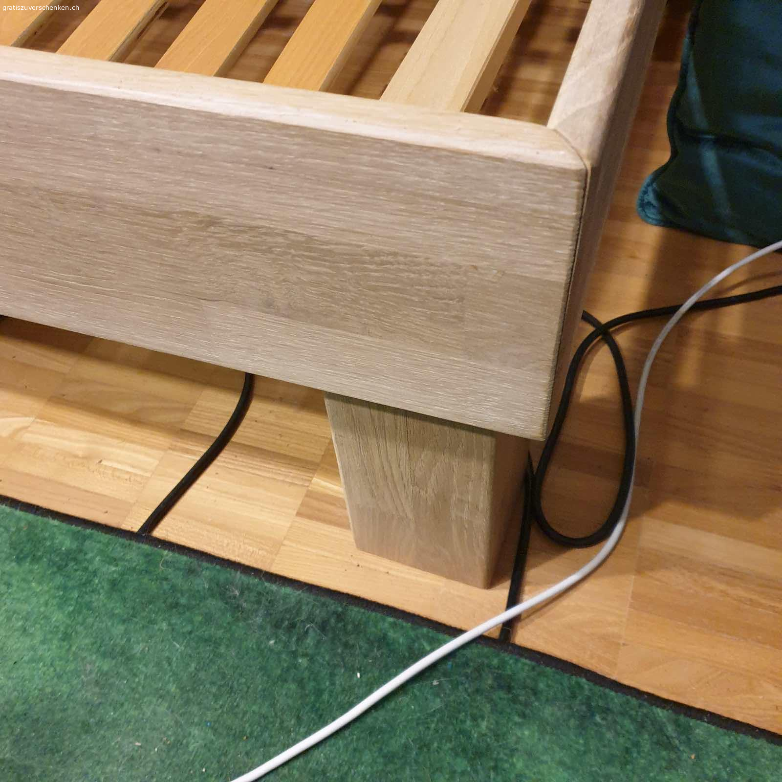 Bett 90x200  cm. Gut erhaltenes Bett aus Eiche. 
90x200  cm
Ohne Matratzen
Sehr stabil