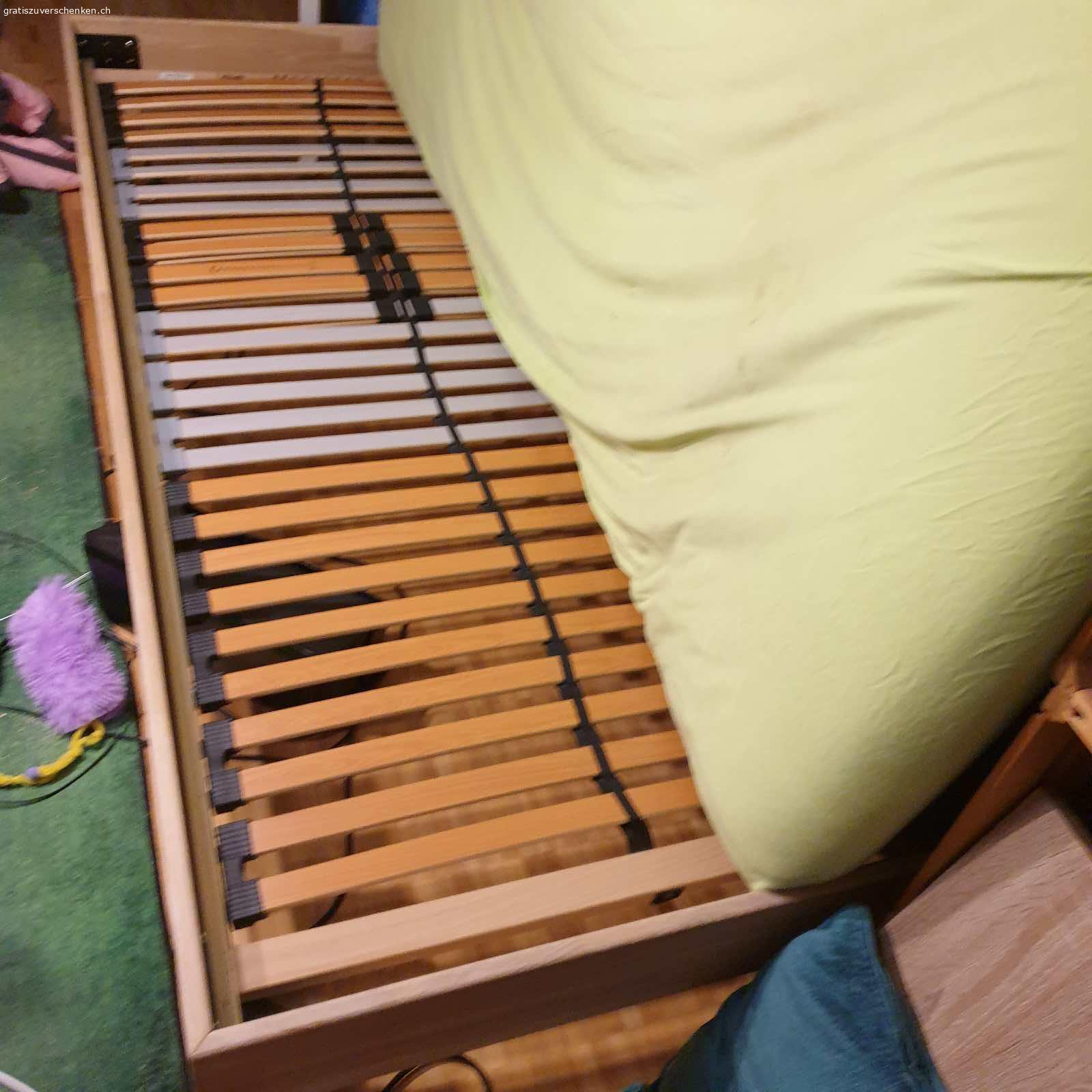 Bett 90x200  cm. Gut erhaltenes Bett aus Eiche. 
90x200  cm
Ohne Matratzen
Sehr stabil