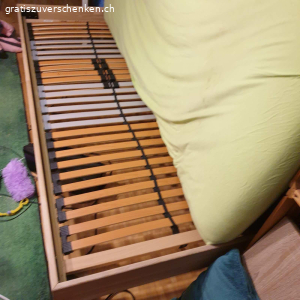Bett 90x200  cm. Gut erhaltenes Bett aus Eiche. 
90x200  cm
Ohne Matratzen
Sehr stabil