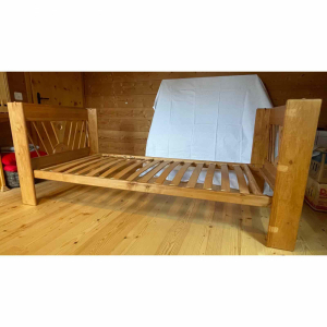 Bett 90x200 Team7. Bettgestell mit Lattenrost ohne Matratze 90x200cm aus Schwarzerlenholz.
Besteht aus Kopfteil, Fussteil und Lattenrost. Einfache Montage.
Unteres Bett eines Kajütenbettes, Aufhellungen hinter früherer Leiter sichtbar siehe Bilder.
Gebrauchsspuren/Defekte siehe Bilder (Sprosse fehlt, 1 Schraubenabdeckung teilweise abgesplittert).