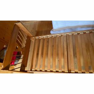 Bett 90x200 Team7. Bettgestell mit Lattenrost ohne Matratze 90x200cm aus Schwarzerlenholz.
Besteht aus Kopfteil, Fussteil und Lattenrost. Einfache Montage.
Unteres Bett eines Kajütenbettes, Aufhellungen hinter früherer Leiter sichtbar siehe Bilder.
Gebrauchsspuren/Defekte siehe Bilder (Sprosse fehlt, 1 Schraubenabdeckung teilweise abgesplittert).