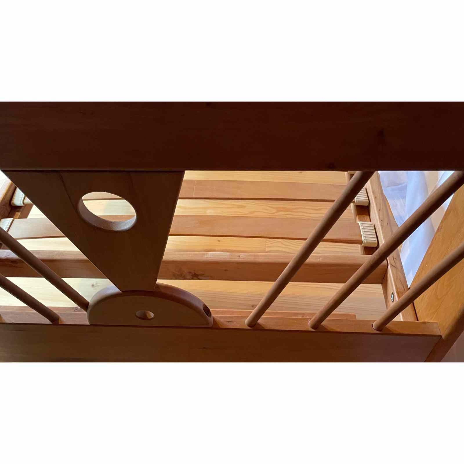 Bett 90x200 Team7. Bettgestell mit Lattenrost ohne Matratze 90x200cm aus Schwarzerlenholz.
Besteht aus Kopfteil, Fussteil und Lattenrost. Einfache Montage.
Unteres Bett eines Kajütenbettes, Aufhellungen hinter früherer Leiter sichtbar siehe Bilder.
Gebrauchsspuren/Defekte siehe Bilder (Sprosse fehlt, 1 Schraubenabdeckung teilweise abgesplittert).