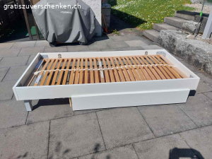 Bett 90x200. Bettrahmen weiss mit grauen Füssen inkl. Lattenrost und Schublade und verbautem Schubladeneinsatz, gemäss Fotos
Masse 90 cm x 200 cm, Einzelbett