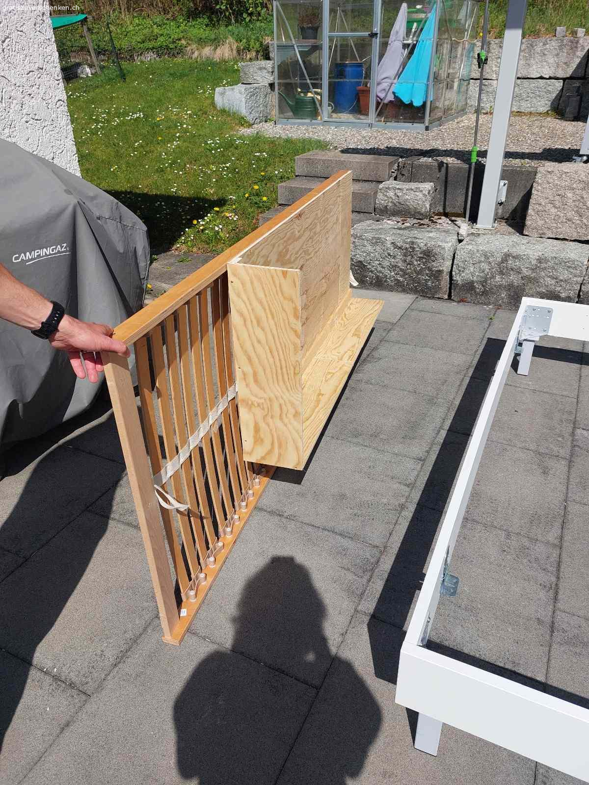 Bett 90x200. Bettrahmen weiss mit grauen Füssen inkl. Lattenrost und Schublade und verbautem Schubladeneinsatz, gemäss Fotos
Masse 90 cm x 200 cm, Einzelbett