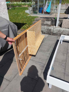 Bett 90x200. Bettrahmen weiss mit grauen Füssen inkl. Lattenrost und Schublade und verbautem Schubladeneinsatz, gemäss Fotos
Masse 90 cm x 200 cm, Einzelbett