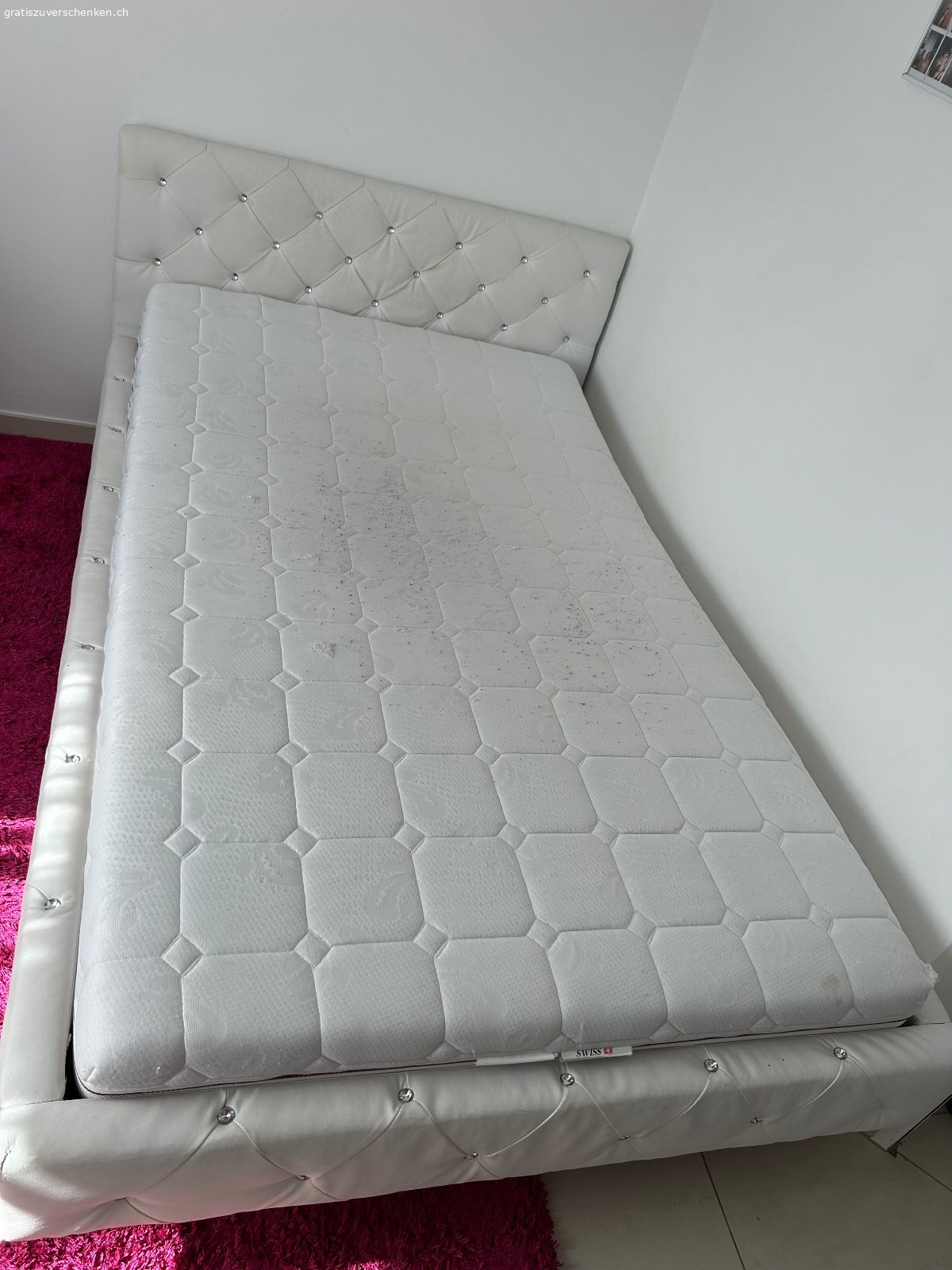 Bett gratis zu verschenken – 140 x 210 cm. Bett (140 cm breit, 210 cm lang) inklusive Matratze (ohne Bettdecke) gratis zu verschenken. Gebraucht, aber in gutem Zustand. Muss abgeholt werden. Bei Interesse gerne melden.