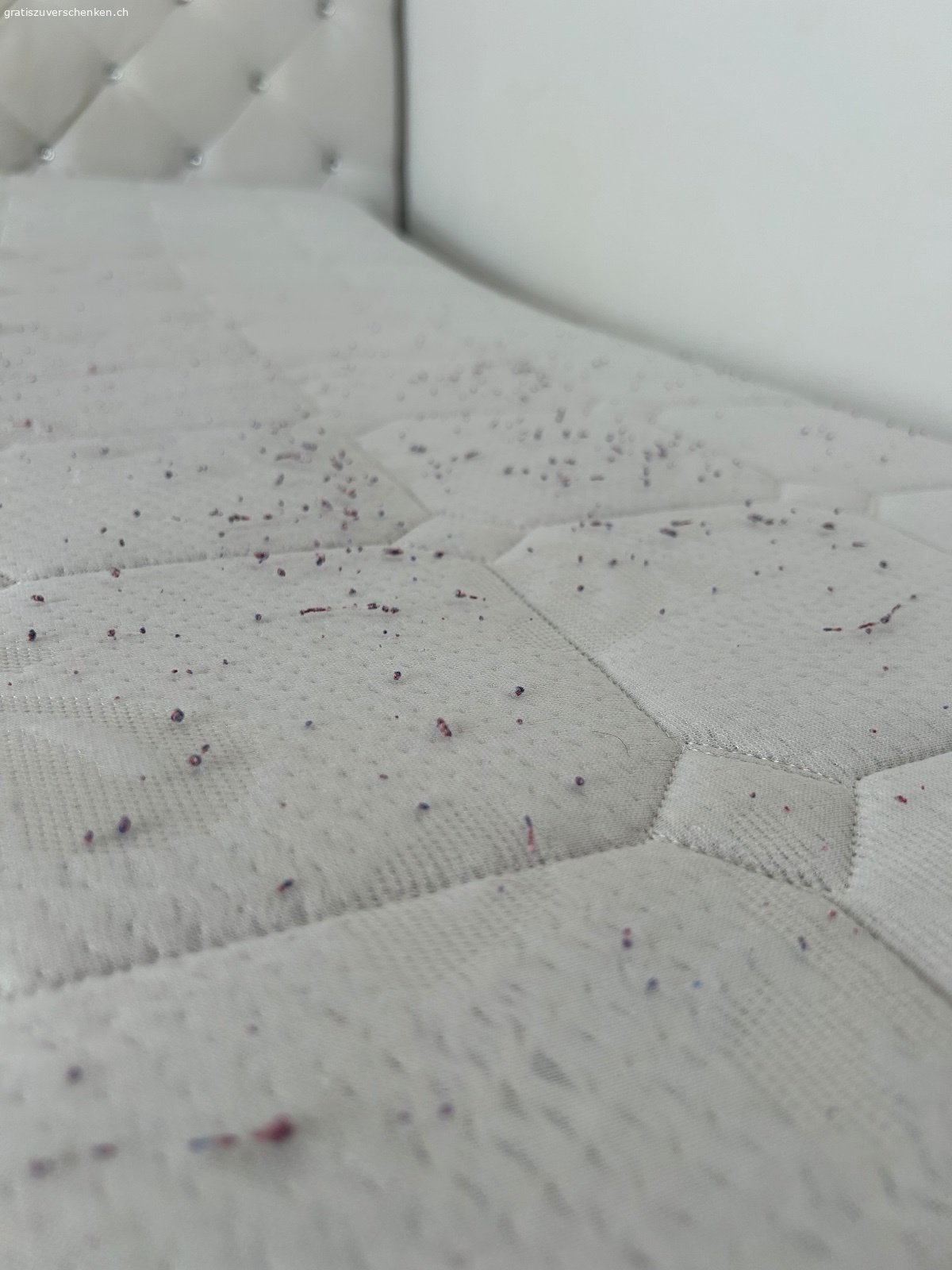 Bett gratis zu verschenken – 140 x 210 cm. Bett (140 cm breit, 210 cm lang) inklusive Matratze (ohne Bettdecke) gratis zu verschenken. Gebraucht, aber in gutem Zustand. Muss abgeholt werden. Bei Interesse gerne melden.