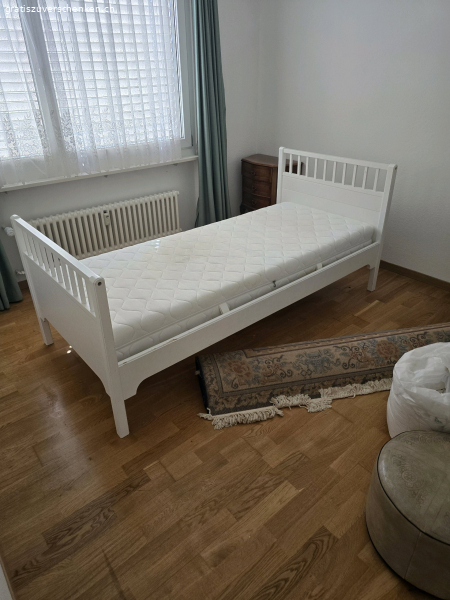 Bett inklusive Matratze und Decken
