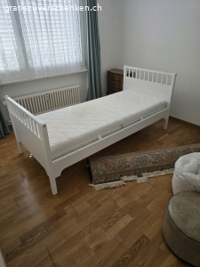 Bett inklusive Matratze und Decken