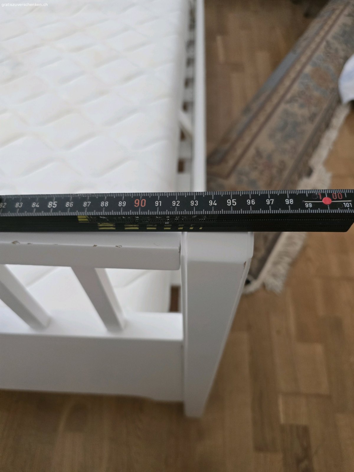 Bett inklusive Matratze und Decken. Wegen nicht Gebrauch und zu kleines Bett vercshenke ich mit Matratze,  Decken und wer noch nicht Teppich und diesen kleine Tropel dazu. ab sofort abholbereit, kann es auch schon demontieren für die wo das Bett abholen möchten, könnte auch liefern.

 bin NUR per whatsapp erreichbar !!!
Danke im Voraus.