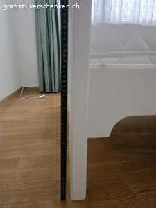 Bett inklusive Matratze und Decken