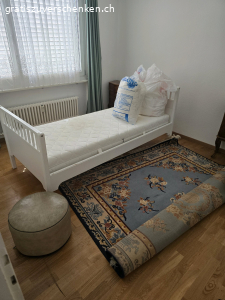 Bett inklusive Matratze und Decken
