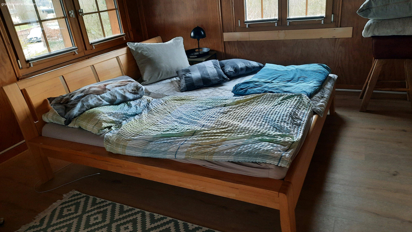 Bett massiv auf Wunsch mit gereinigt. massives Bett zu verschenken 180 ×200cm