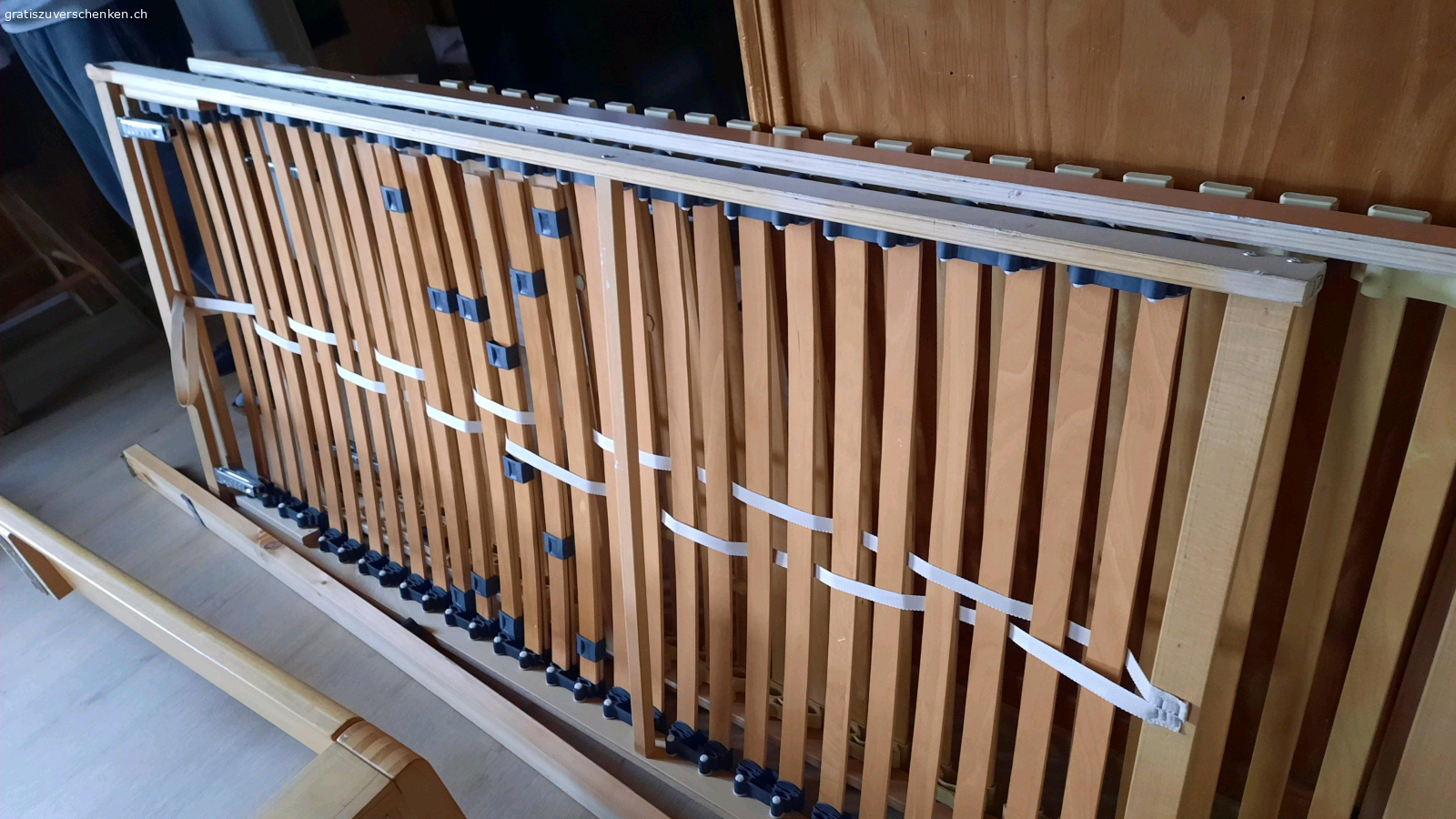 Bett massiv auf Wunsch mit gereinigt. massives Bett zu verschenken 180 ×200cm