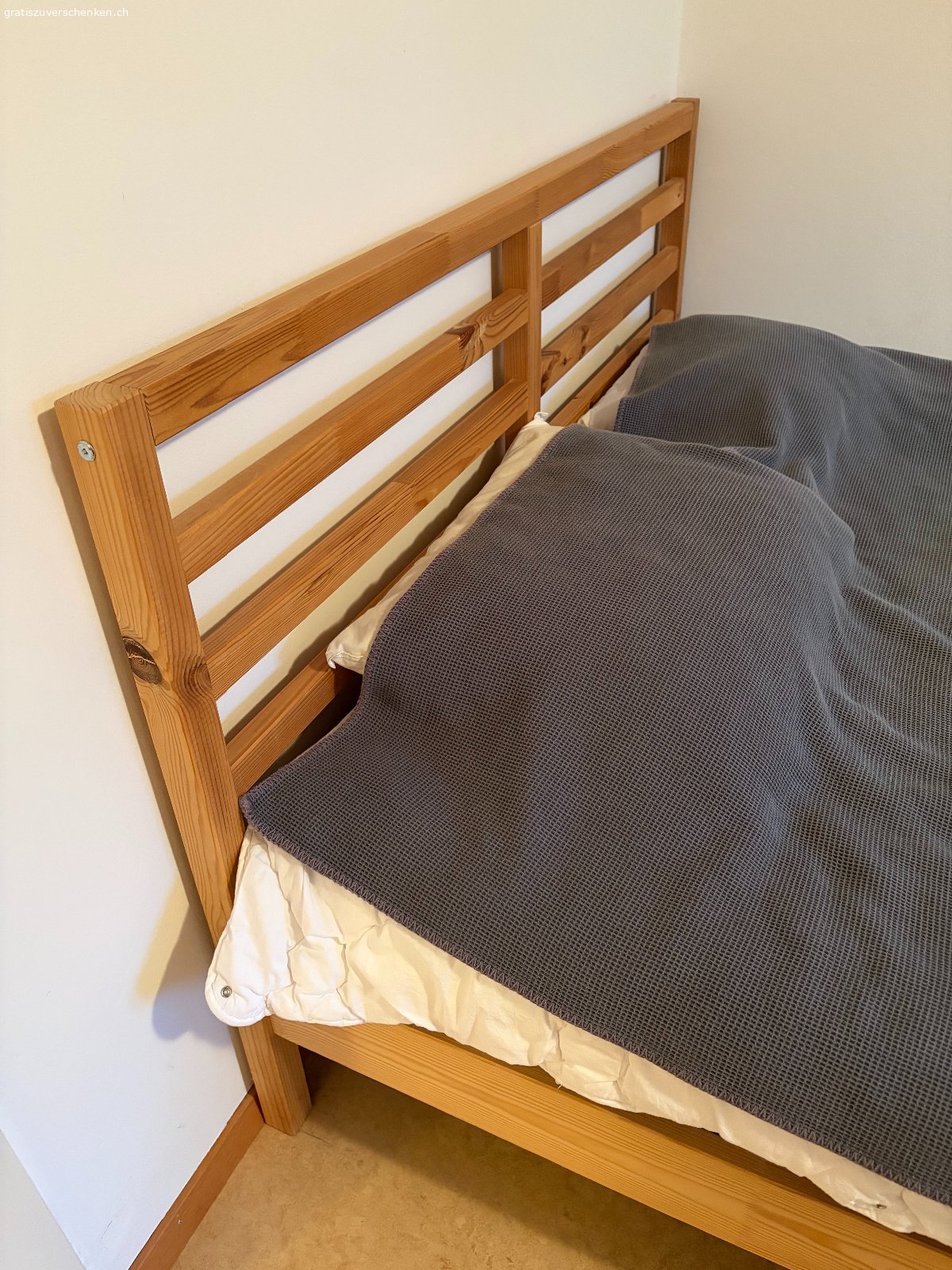 Bett (Matratze, Lattenrost und Gestell). Ikea-Bettgestell mit Ikea-Matratze und Lattenrost. Gebraucht, aber gut im Stand. War unser Gästebett. Guter Schlafkomfort. Matratze: 140x200 cm; Höhe Bettgestell am Kopfende: 91.5 cm.
Bis 18.10. abholen.