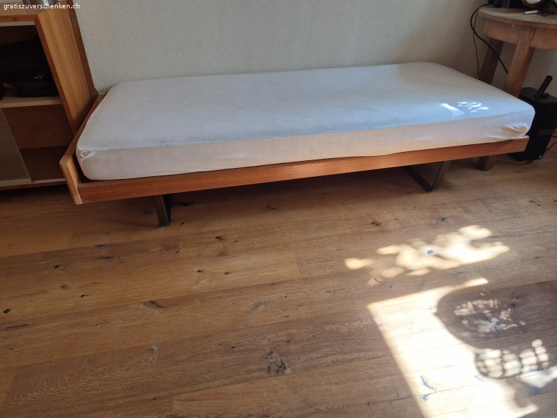 Bett mit Matratze und Lattenrost von Bico-flex.
