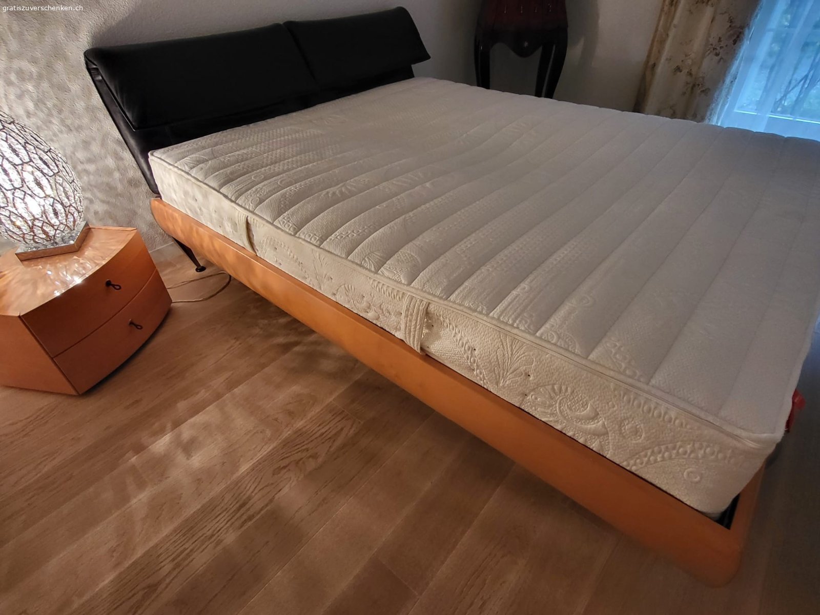 Bett mit Nachttisch TEAM by Wellis. Zu verschenken Bett TEAM BY WELLIS = 160 cm breit. Ebenso dazugehöriger Nachttisch mit 2 Schublaten, beides guter Zustand. Das Kopfteil ist Leder schwarz und kann nach oben und unten geklappt werden. Das Leder hat wenige Gebrauchtspuren. Das Bettgestell ist Ahornholz lachsfarbig. Der Lattenrost und die Matraze wurden vor 7 Jahren neu gekauft und sind von sehr guter Qualität. Es muss ALLES zusammen mitgenommen werden.