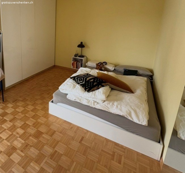 Bett mit weiss lackiertem Holzgestell 140 x 200
