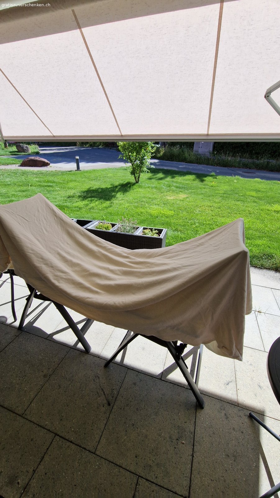 Bett Molton 140cm. Verschenke diesen Molton aus Baumwolle waschbar mit 95 Grad aus meinem Umzugsgut. Guter Zustand keine Flecken. Gerade frisch den Staub rausgewaschen und getrocknet. 
Breite 140 x L 200 cm. Habe leider keine Verwendung da ich ein 160 cm Bett habe,
Bitte zügig abholen, wird ansonsten nächste Woche in der Altkleider Sammlung landen. 
Bitte nur über Gratis Inserate kommunizieren, damit ich antworten kann.