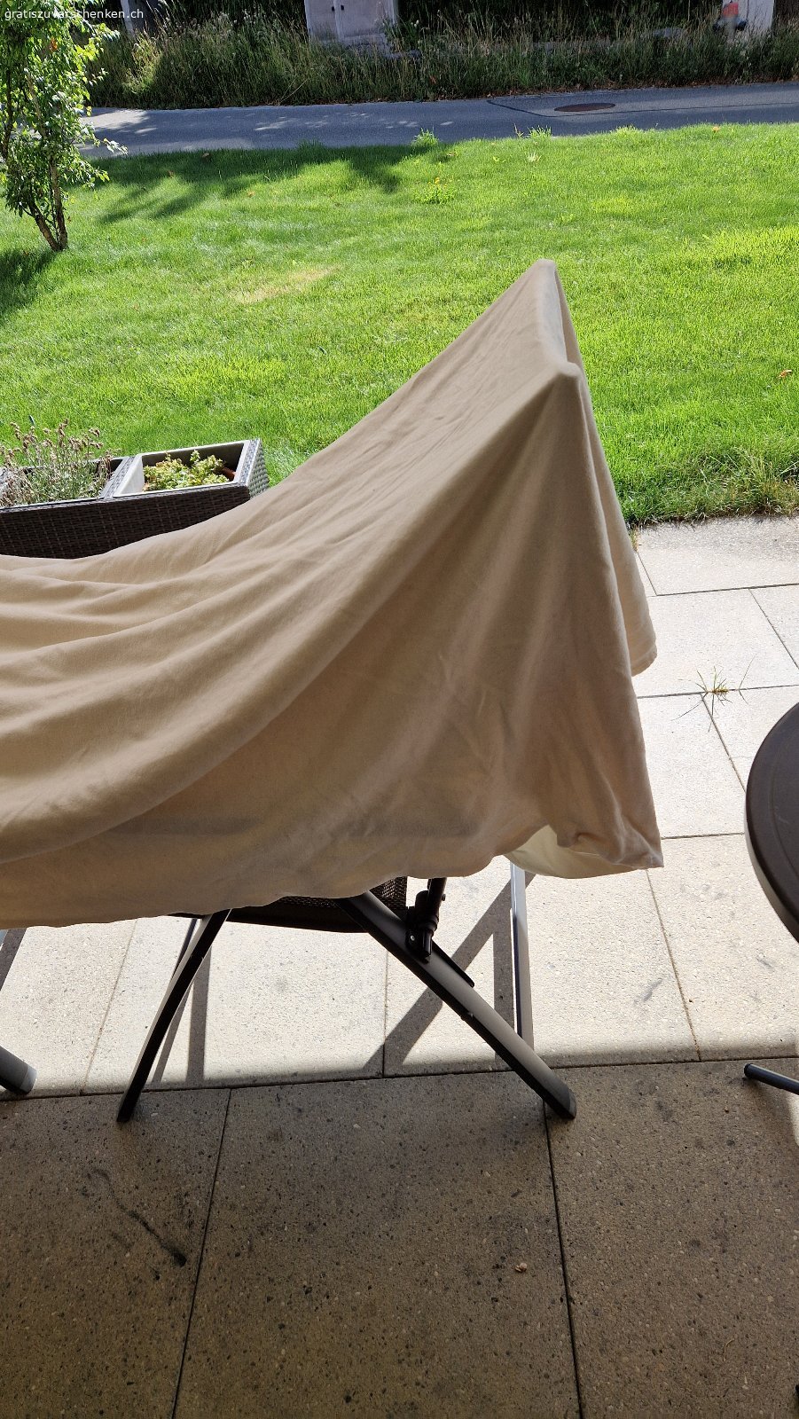 Bett Molton 140cm. Verschenke diesen Molton aus Baumwolle waschbar mit 95 Grad aus meinem Umzugsgut. Guter Zustand keine Flecken. Gerade frisch den Staub rausgewaschen und getrocknet. 
Breite 140 x L 200 cm. Habe leider keine Verwendung da ich ein 160 cm Bett habe,
Bitte zügig abholen, wird ansonsten nächste Woche in der Altkleider Sammlung landen. 
Bitte nur über Gratis Inserate kommunizieren, damit ich antworten kann.