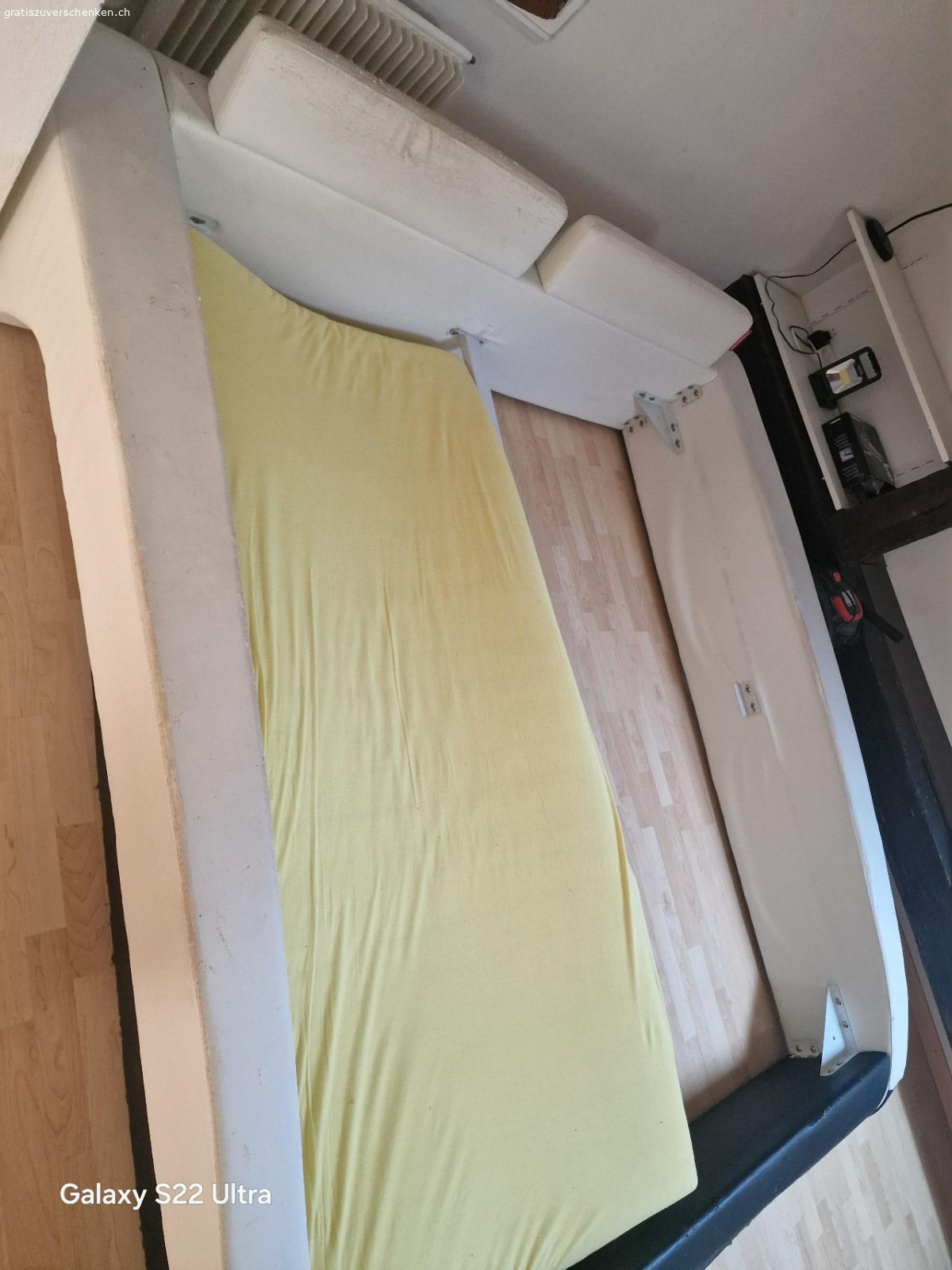 Bett ohne lattenrost und Matratz. Das Bett hat Gebrauchspuren es ist 180/200 groß